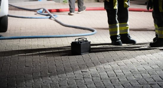 Accu in brand bij autobedrijf in Winsum