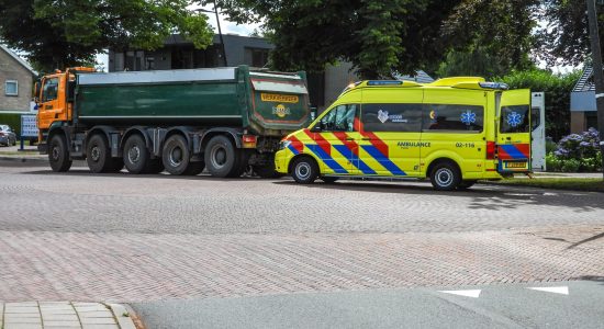 Vrouw op driewieler aangereden door vrachtwagen