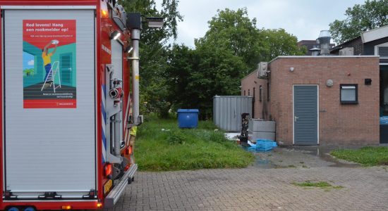 Container in brand achter viszaak Leeuwarden