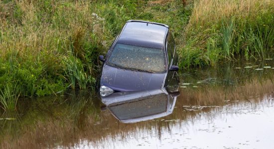 Auto raakt van de weg op N381 bij Ureterp en belandt in sloot