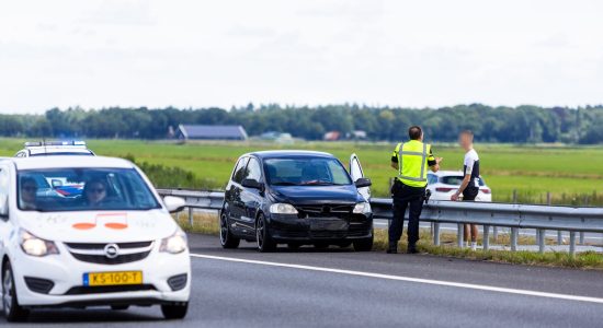 Auto en ree in botsing op snelweg A7 bij Terwispel