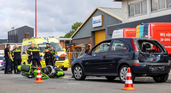 Motorrijder botst op kerende auto en raakt gewond in Drachten