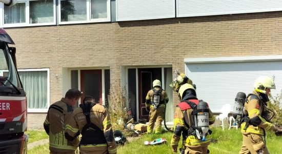 Bewoners doen bluspoging bij woningbrand in Drachten
