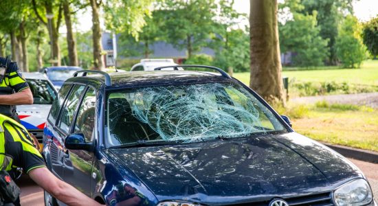 Wielrenner gewond na botsing met auto in Lippenhuizen