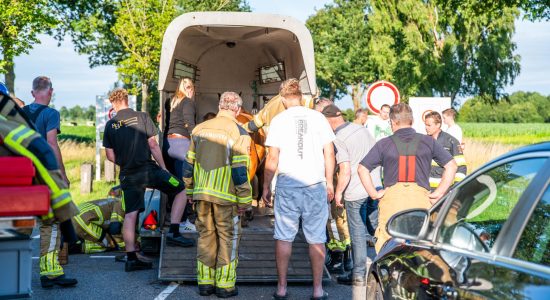 Paard zakt door vloer paardentrailer in Haule – brandweer schiet te hulp