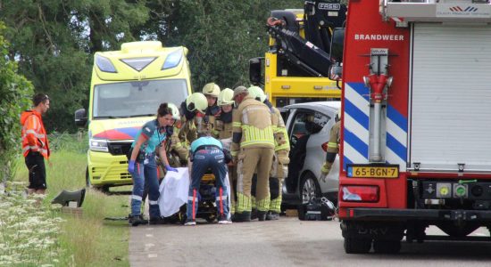 Auto tegen boom bij Ferwoude; Twee gewonden