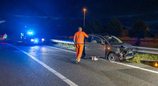 Auto zwaar beschadigd na uitwijken voor hert A32 Heerenveen