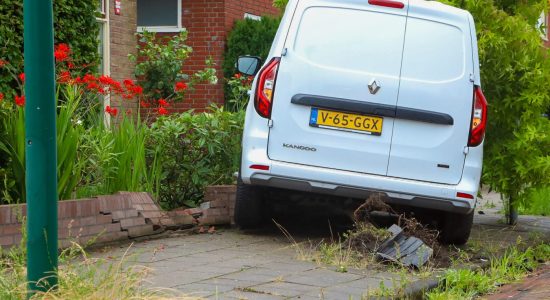 Auto belandt in voortuin bij aanrijding in Drachten