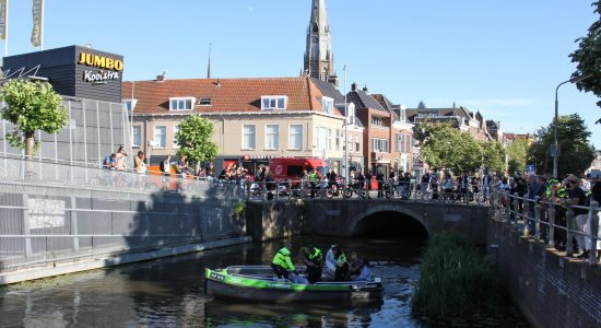 Dronken persoon door politie uit stadsgracht “gered” in Leeuwarden