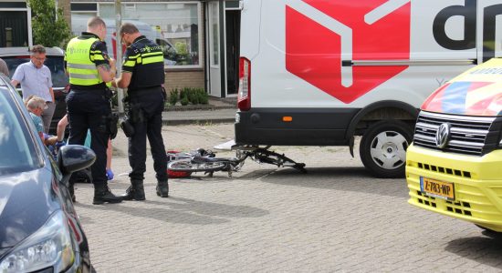 Fietsster onder bestelbus pakketbezorger in Leeuwarden