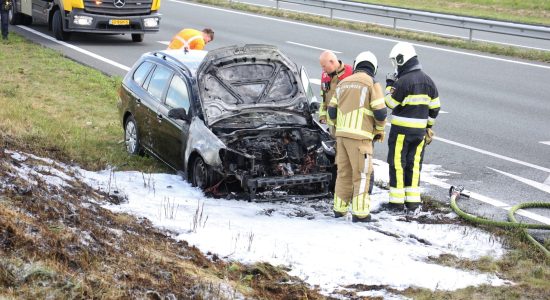 Auto van toeristen in brand op de N31 Haak om Leeuwarden