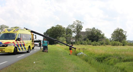Auto in sloot langs N357 bij Jelsum
