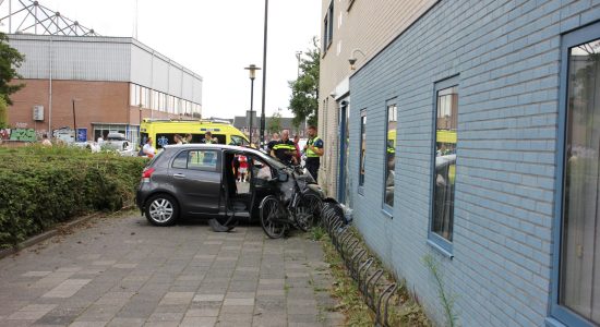 Auto ramt lantaarnpaal en gevel in Leeuwarden; twee gewonden