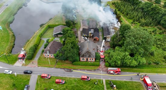 Loods verwoest door grote brand in Opeinde