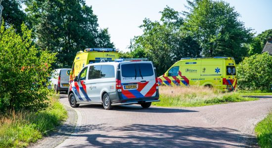 Fietser (84) overleden na botsing met busje in Makkinga