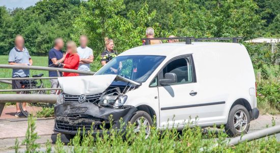 Forse schade bij aanrijding op de Betonwei in Harkema