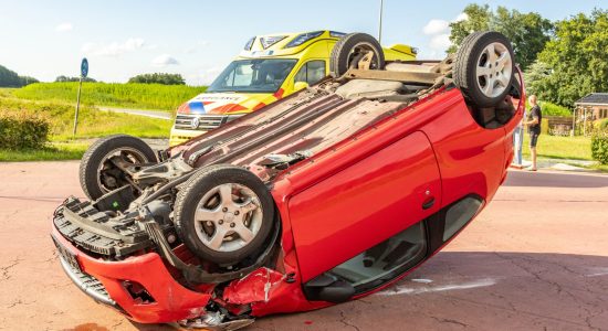 Auto slaat over de kop bij aanrijding in Rottum