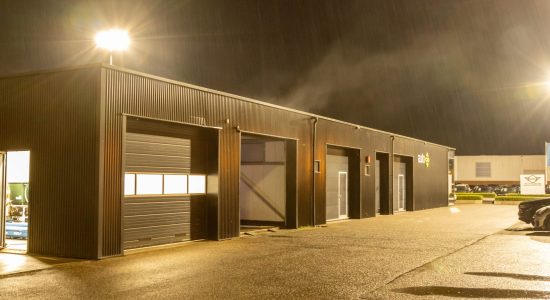 Autobedrijf vol rook door op hol geslagen compressor in Heerenveen