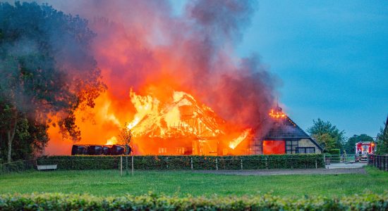 Grote brand legt schuur en woning in de as in Sumar