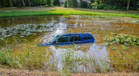 automobilist raakt van de weg en belandt in vijver in Gytsjerk