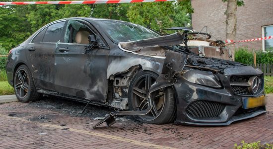 Auto door brand verwoest in Sneek