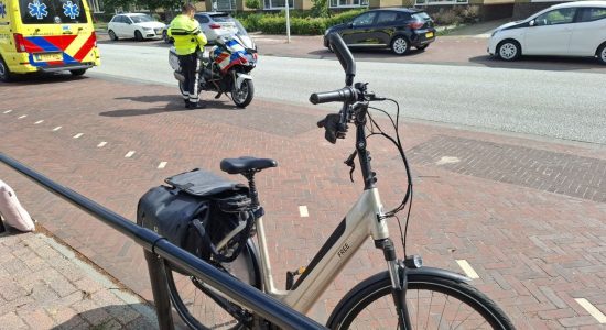 Fietser gewond na botsing met motorscooter in Surhuisterveen