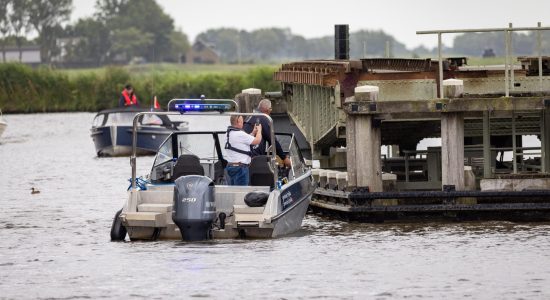 Zeilboot botst tegen spoorbrug bij Workum; treinverkeer tijdelijk stilgelegd