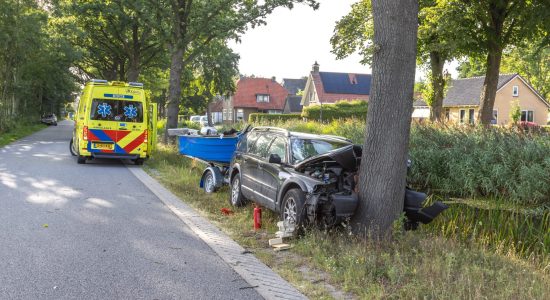 Auto met boottrailer botst tegen boom De Knipe
