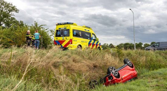 Brommobiel op de kop in sloot bij Haskerhorne