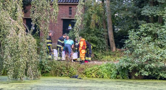 Jongeren redden vrouw uit vijver in Joure