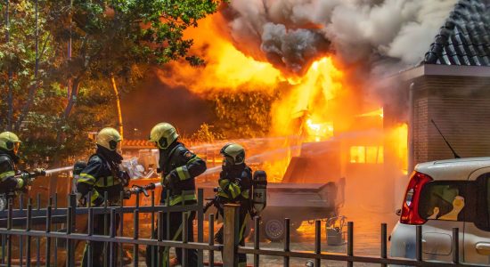 Grote uitslaande brand in schuur Heerenveen