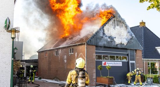 Felle uitslaande brand verwoest loods in dorpskern Reduzum