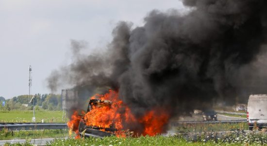 Auto verwoest door brand op N31 bij Marsum