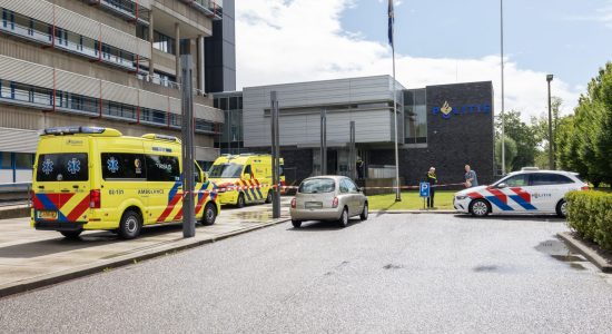Slachtoffer van steekpartij rijdt gewond naar het politiebureau in Leeuwarden