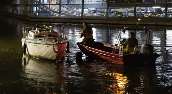 Brandweer ingezet voor vastgelopen boot in stadsgracht Leeuwarden