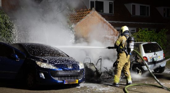 Drie voertuigen beschadigd bij brand in Leeuwarden