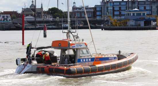 Zeiljacht maakt water bij Harlingen, KNRM schiet te hulp