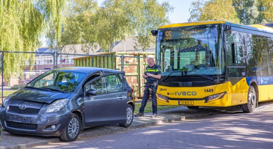 Buschauffeur aangehouden en automobiliste gewond na botsing in Feanwalden