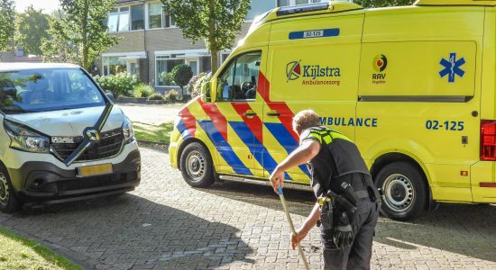 Twee busjes botsen met elkaar in Drachten