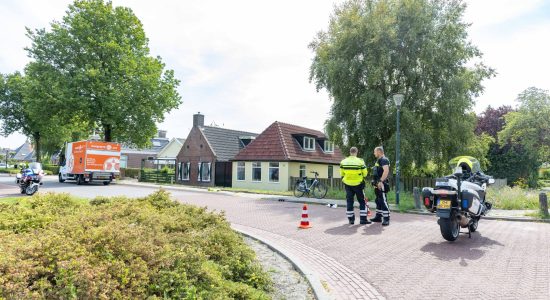 Fietsster gewond na botsing met bestelbus