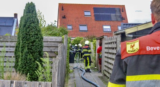 Zwarte rookwolk door uitslaande brand in schuurtje Wommels