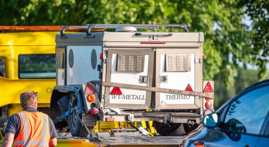 Automobilist botst achterop aanhanger in Steggerda