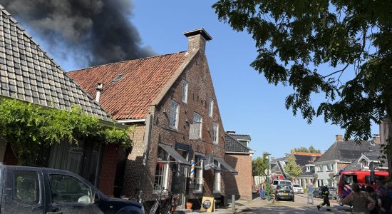 Zeer grote brand in loods naast café Reduzum