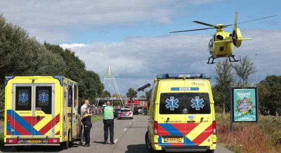 Auto botst op pijlwagen in Drachten