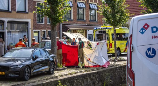 Fietster onder auto in Franeker: Ernstig gewond