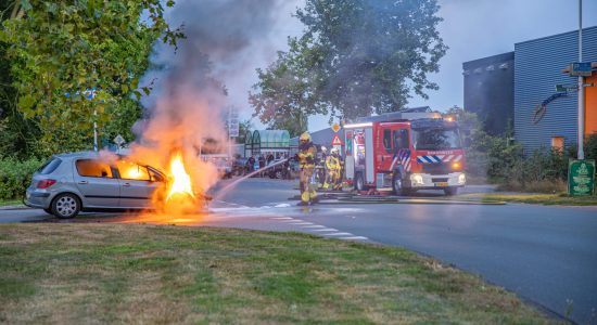 Auto verwoest door brand in Burgum