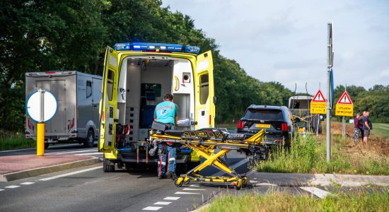 Bromfietser zwaar gewond na oversteken N351 bij Oosterwolde