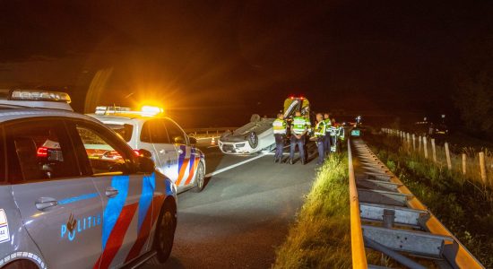 Auto op de kop op A6 Sint Nicolaasga: gewonde en file