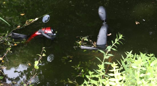 Man met scootmobiel te water in Drachten; omstanders schieten te hulp