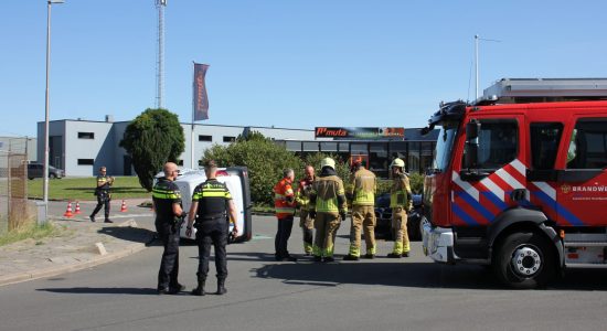 Busje gekanteld na aanrijding op industrieterrein in Leeuwarden